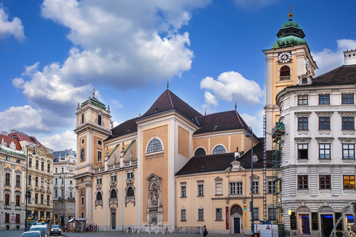 Schottenkirche / iStock/Boris Breytman, Borisb17 Schottenkirche